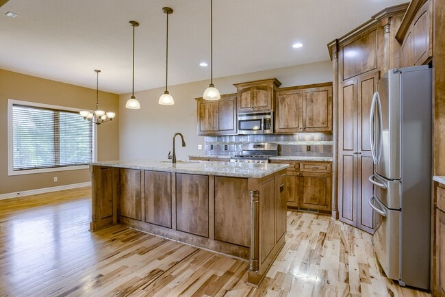 Photo - Beautiful 4 Bedroom In Shadow Lake!!