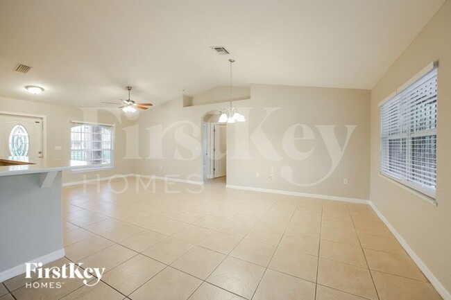 Photo - 652 Keller St E