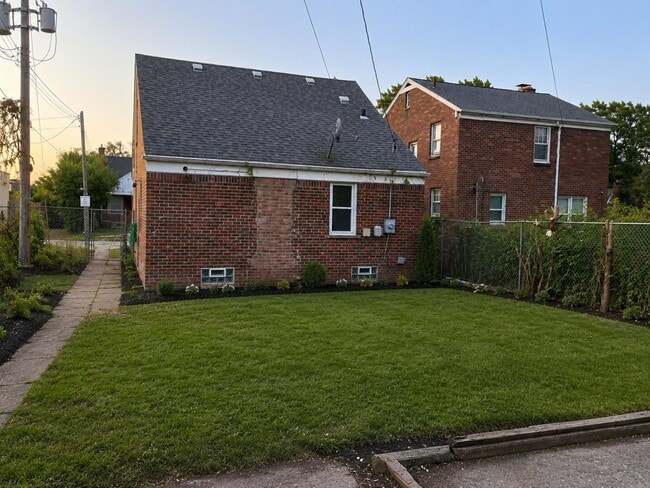 Photo - 16889 Murray Hill St