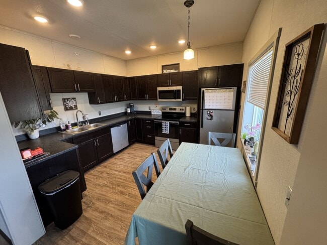 Building Photo - 458 N Creek Dr Unit 212