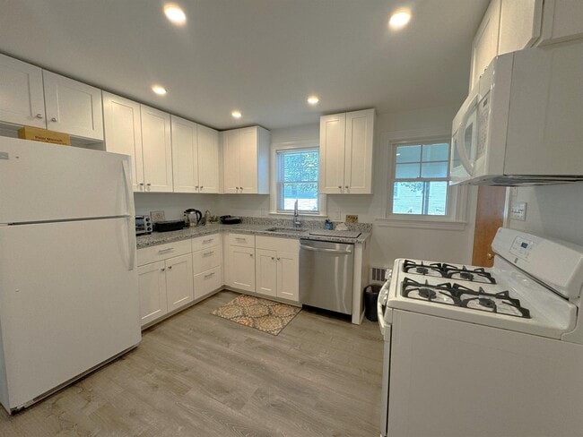 Building Photo - 15 Grove St Unit 2