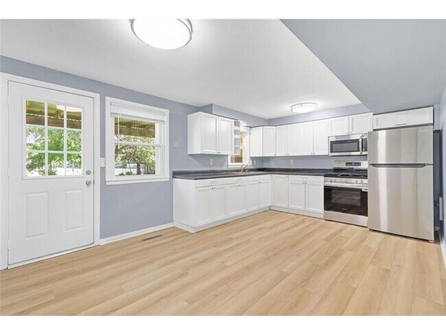 Photo - 6040 Hemlock Ln N