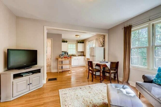 Photo - 203 E Davis St