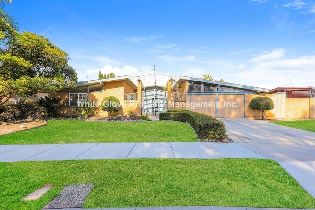 Building Photo - Spacious 4 Bedroom Anaheim Home