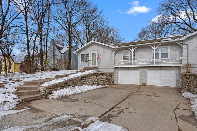 Photo - 906 E 84th St