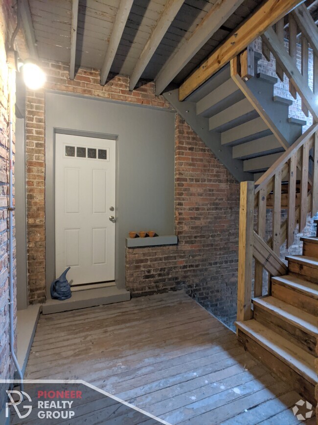 Building Photo - 423 W Belden Ave Rental