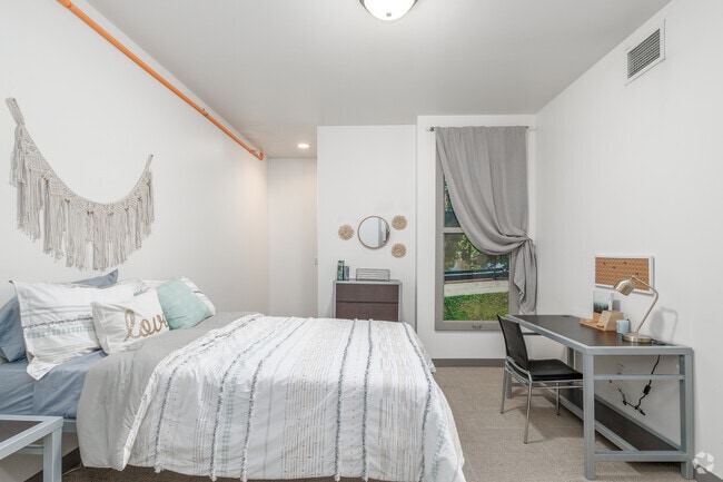 2BR, 2BA - 925SF - Bedroom