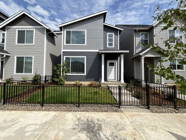 Building Photo - Beautiful Newer Construction 4 Bedroom Forest Grove Home with Open Layout, Quartz Kitchen & Moder...
