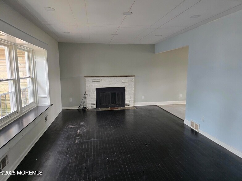 Photo - 297 Cambourne Dr