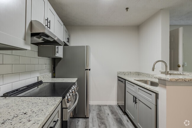 1BR, 1BA - 650SF - Kitchen - The Avenues of North Decatur