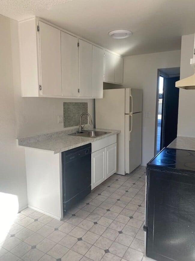 Building Photo - Cute 1 bdrm, 1 bath downstairs condo