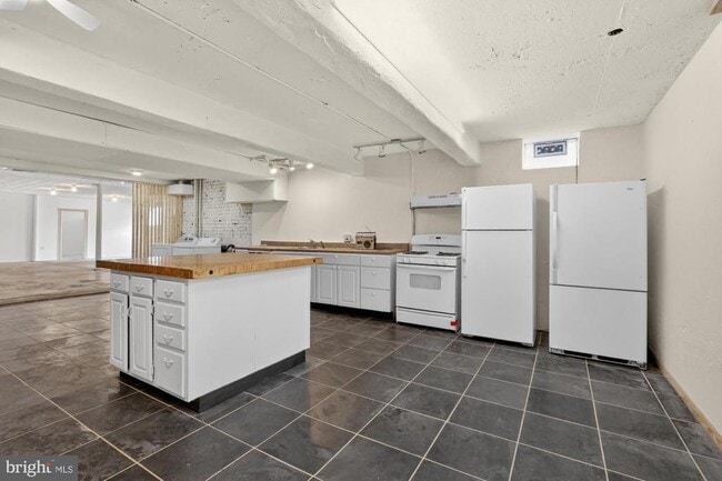 Building Photo - 2512 E Lehigh Ave Unit L