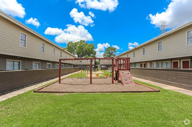 Courtyard - Bellestone Villas Apartments