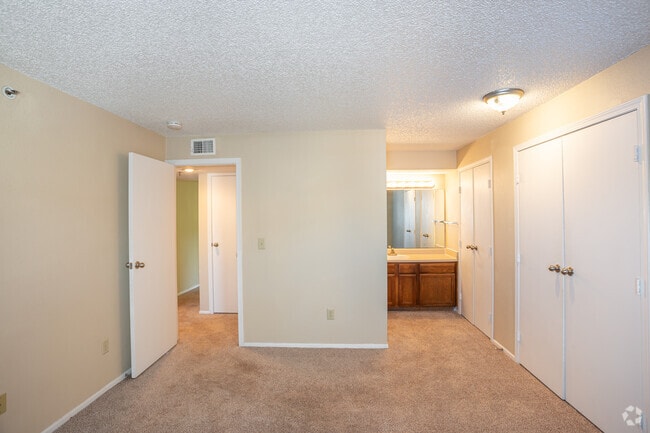 2BR, 2BA - 976 SF