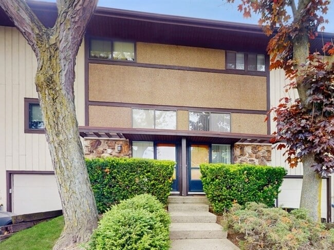Photo - 211 Skokie Blvd Townhome
