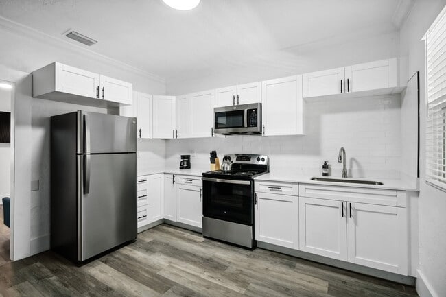 Building Photo - 806 E Chelsea St Unit 3