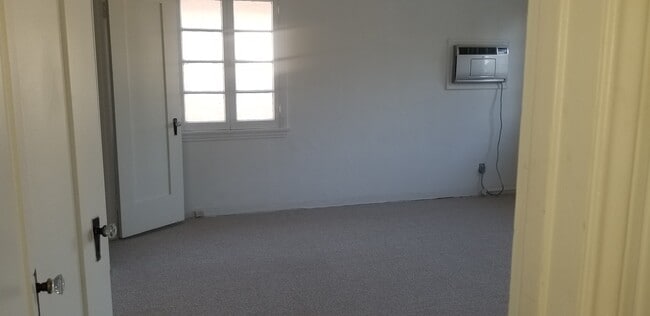 2 bedroom with 2 walk in closet - 1278 S Burnside Ave Unidad 1278