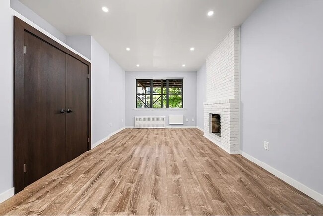 453 W 48th St Unit 1A