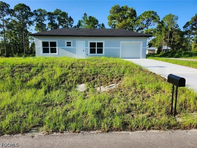 Building Photo - 1104 Capri St E