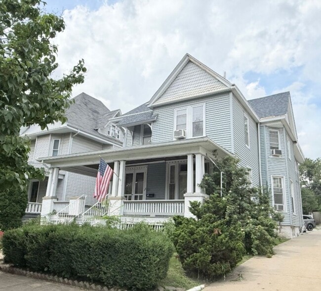 Building Photo - 316 E Locust St Unit 3