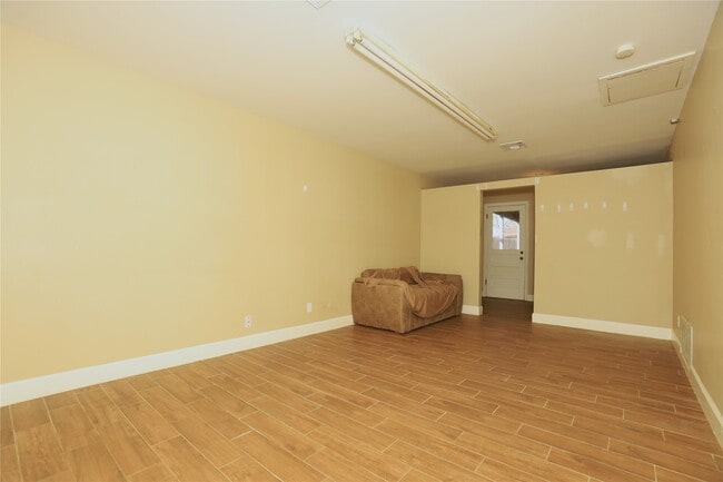 Photo - 103 E Meadow Ln