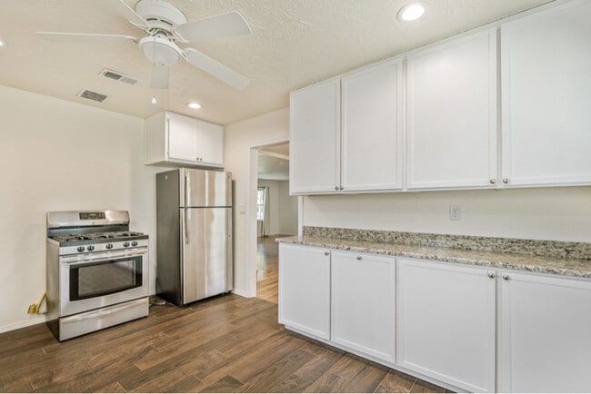 Photo - 2104 S Travis St