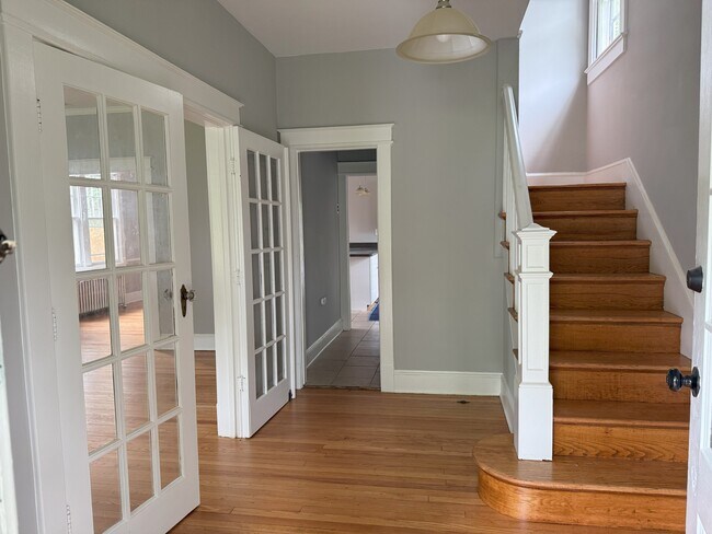 Foyer - 7205 Rhode Island Ave