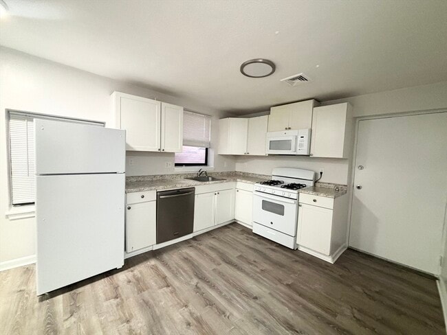 Building Photo - 94 Eastern Ave Unit 9