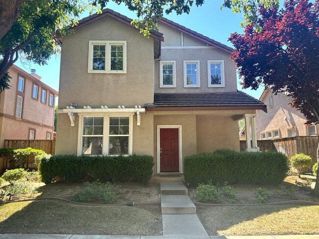 Building Photo - Beautiful Brentwood home with bed and full bath downstairs