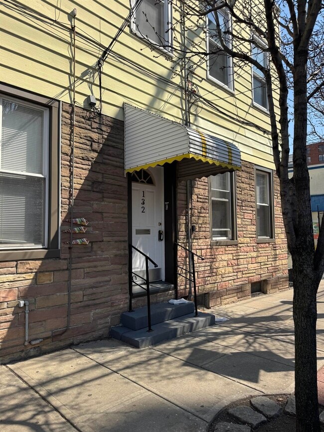 Building Photo - 132 43rd St Unit 2