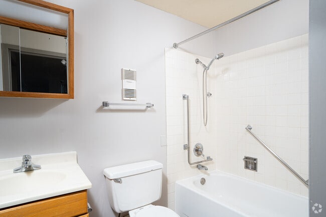 1 habitación, 1 baño - 700 pies cuadrados - Baño - Luther Center Senior Apartments