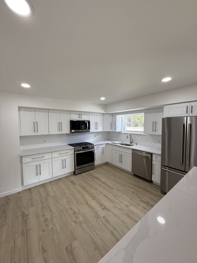 Building Photo - 12 Personette St Unit 1