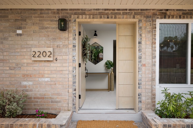 2202 Robyn Ln