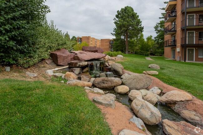 Lakeside Water Feature - Monaco Lakes Apt