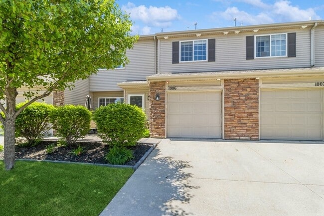 Building Photo - CHARMING HOME WITH EXCELLENT LOCATION!!  2 Bedroom, 1.5 Bathroom Townhome in West Des Moines!