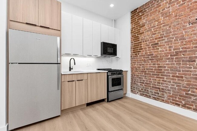 425 W 57th St Unit 2A