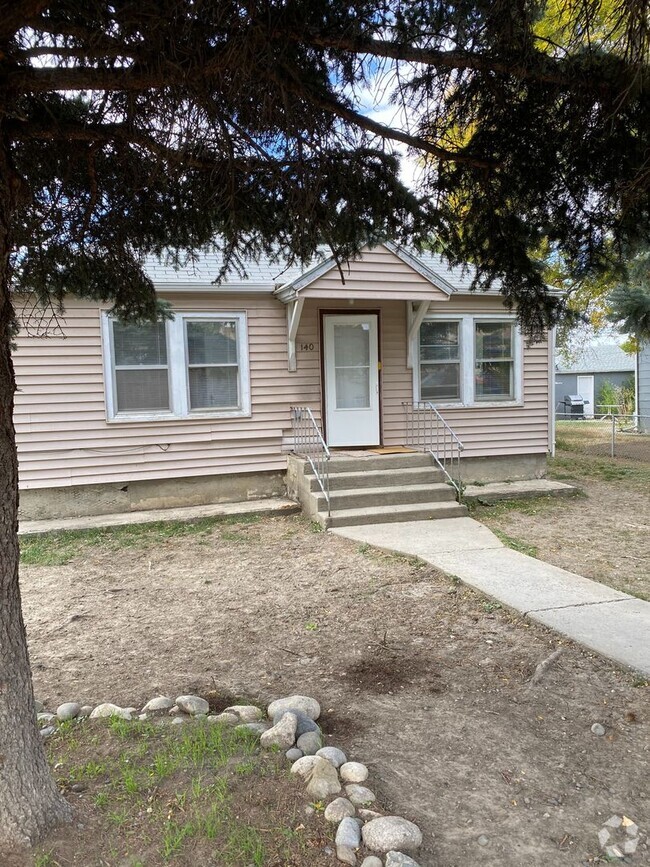 Building Photo - Renovated 2 bedroom, 1 bathroom home on So...