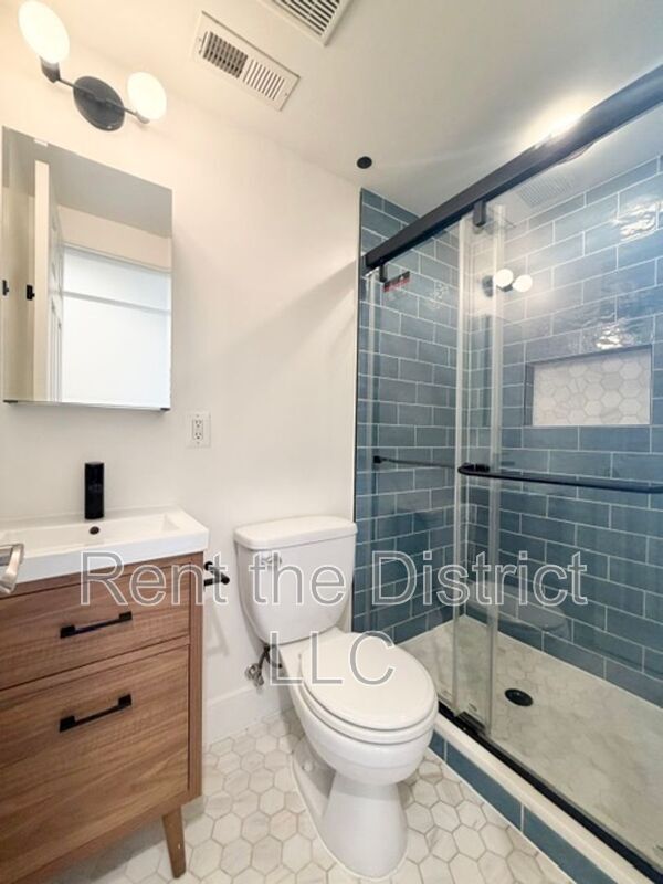 605 Kenyon St NW