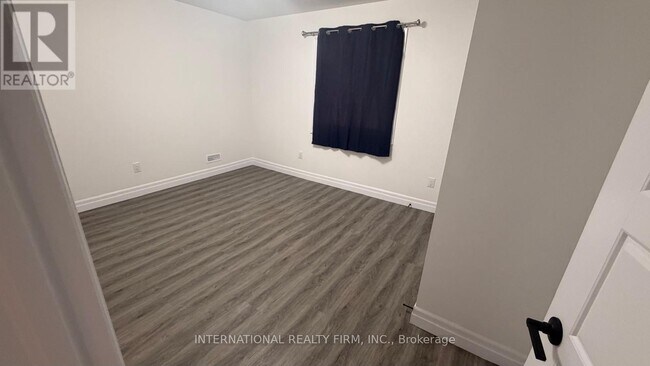 Photo - 891 Darnley Blvd