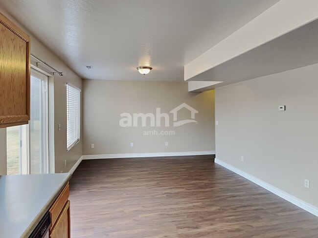 Photo - 1460 Heather Ln