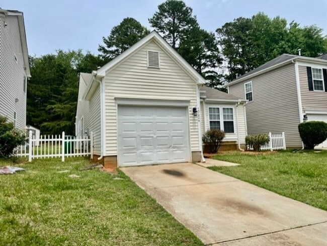 Building Photo - Welcome to the Adorable 3 bedroom 2 bath 1 car garage Home, located in the vibrant city of Charlo...