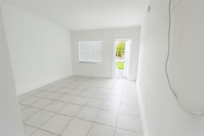 Building Photo - 1100 NE 12th Ave Unit 9 Rental