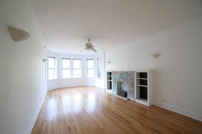 Logan Square 3 Bed 2 Bath, 1800 square feet - 3570 W Lyndale St Unit 1