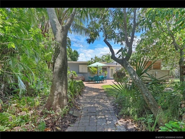 Photo - 1905 NE River Ct