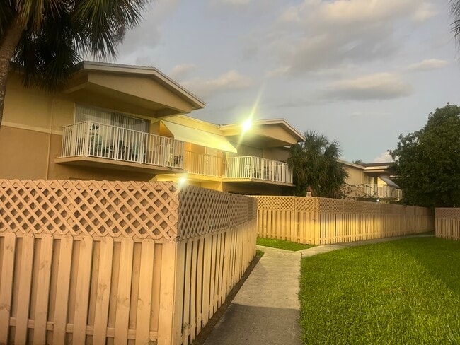 Building Photo - 4220 NW 79th Ave Unit 2B