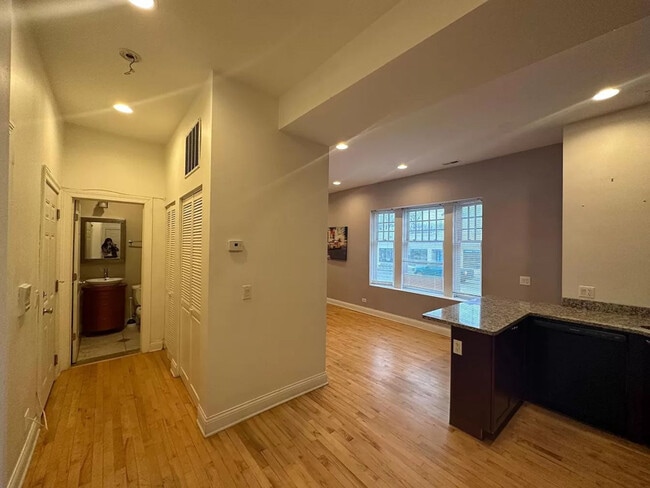 Building Photo - 3212 W Fullerton Ave Unit 1 Rental