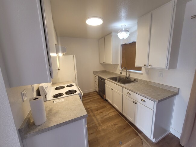 Building Photo - 5043 Wilder Dr Unit Wilder B