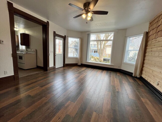 Building Photo - Newly Renovated Ground Floor 1 Bed Apartment!