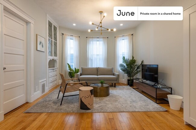 Room in Shared 4 bed/2 bath home in Savin Hill