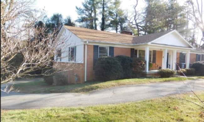 Building Photo - 10 Bevlyn Dr
